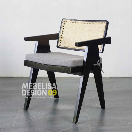 Kursi Makan Scandinavian Minimalis Sandaran Rotan + Bantalan