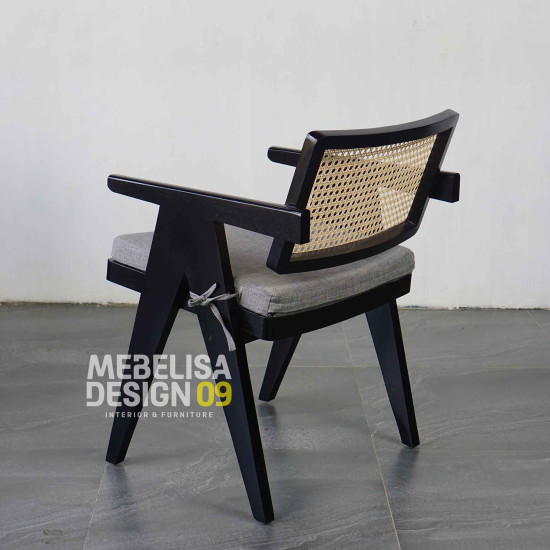 Kursi Makan Scandinavian Minimalis Sandaran Rotan + Bantalan