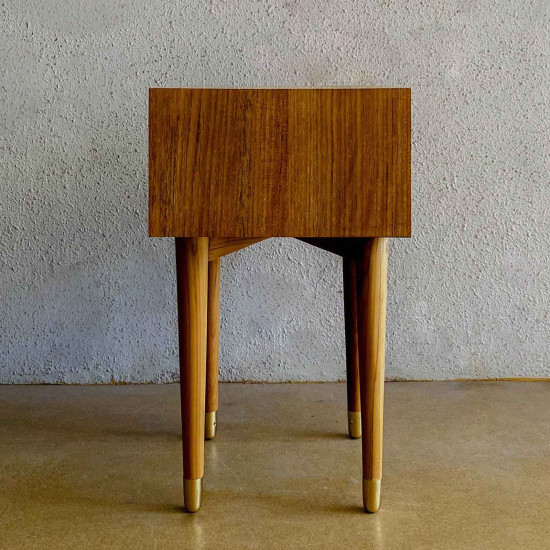 Rihana Nakas Tempat Tidur Minimalis Retro