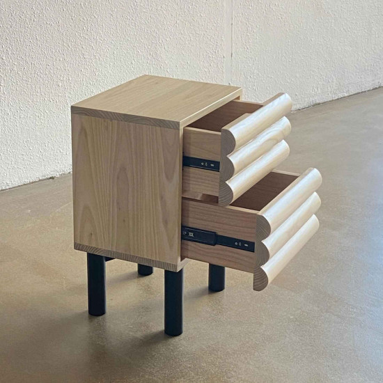 Riqa Bedside Meja Nakas Samping Ranjang Kayu Solid 2 Laci Riqa Bedside Meja Nakas Samping Ranjang Kayu Solid 2 Laci