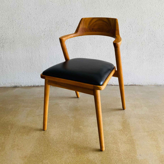 Zahra Chair Kursi Makan Cafe Model Retro Berlapis Kain Jok