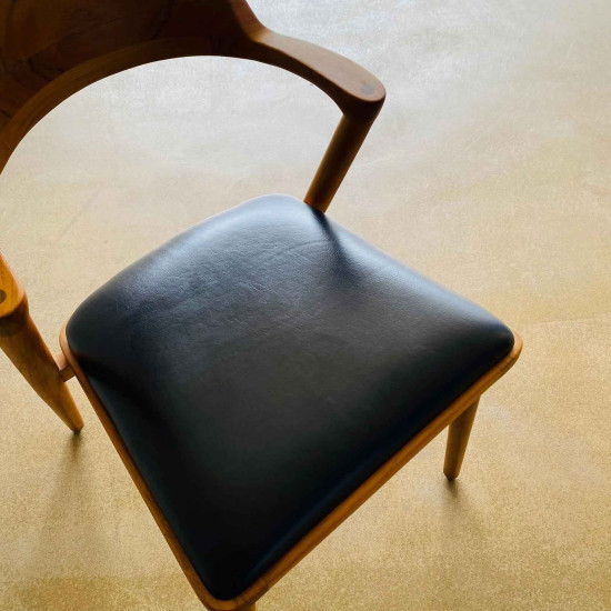 Zahra Chair Kursi Makan Cafe Model Retro Berlapis Kain Jok